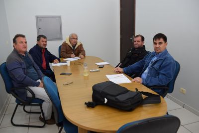 PREFEITO DR. LÍDIO RECEBE REPRESENTANTES DA ENERGISA PARA DISCUTIR PODA DE ÁRVORES PRÓXIMAS  À REDE ELÉTRICA
