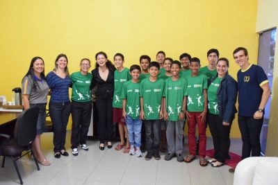 ALUNOS DA ESCOLA MUNICIPAL TANCREDO NEVES SÃO RECEBIDOS PELA PREFEITA PATRÍCIA MARGATTO EM SEU GABINETE.