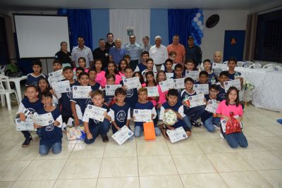 POLÍCIA MILITAR REALIZA ENTREGA DE CERTIFICADOS PARA ALUNOS QUE PARTICIPARAM DO PROJETO BOM DE BOLA BOM NA ESCOLA.