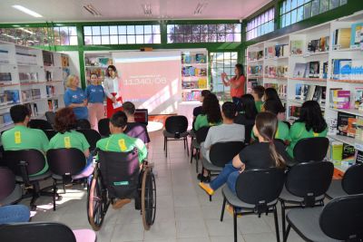 ALUNOS DA ESCOLA ESTADUAL MARCÍLIO AUGUSTO PINTO PARTICIPAM DE PALESTRA NA BIBLIOTECA DO SESI.