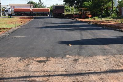 TRECHO QUE LIGA AVENIDA OCTAVIANO DOS SANTOS À MS-295, NA VILA ROSA ESTÁ ASFALTADO E RECEBERÁ CALÇADAS E MEIOS-FIOS.