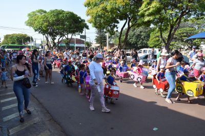 ALUNOS DA REDE MUNICIPAL DE ENSINO DESFILARAM COM CARRINHOS DE MATERIAL RECICLÁVEL NA SEMANA DO TRÂNSITO.