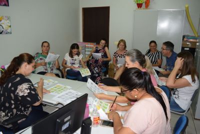 DIRETORES DA REDE MUNICIPAL DE ENSINO PARTICIPAM DE REUNIÃO PARA ADEQUAÇÃO ESCOLAR.