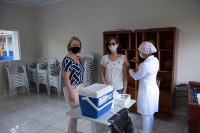 Idosos acima de 60 anos receberam primeira dose da vacina contra a Covid.