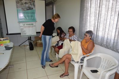 MULHERES ATENDIDAS PELO CRAS PARTICIPAM DE CURSO DE BORDADO.