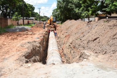 TRABALHO DE PAVIMENTAÇÃO ASFÁLTICA AVANÇA NA RUA SILVINO FERNANDES COM COLOCAÇÃO DE TUBOS PARA DRENAGEM DE ÁGUAS PLUVIAI