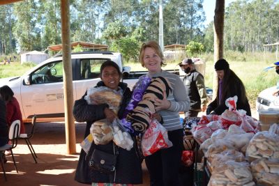 SECRETARIA DE ASSISTÊNCIA SOCIAL ENTREGA 130 COBERTORES E PRODUTOS ALIMENTÍCIOS NA COMUNIDADE PIELYTO KUÊ.