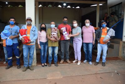 SERVIDORES DO PÁTIO DE OBRAS RECEBERAM COBERTORES DA SECRETARIA DE ASSISTÊNCIA SOCIAL.