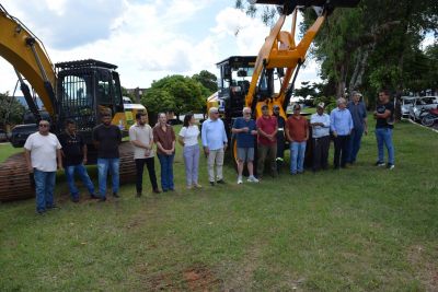 IGUATEMI RECEBE ESCAVADEIRA HIDRÁULICA E PÁ CARREGADEIRA NOVAS PARA REFORÇAR OS SERVIÇOS DA SECRETARIA DE OBRAS.  
