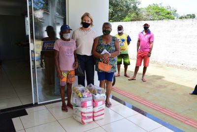 PARTICIPANTES DE PROGRAMA DE RENDA FAMILIAR RECEBEM CESTA DE ALIMENTOS.