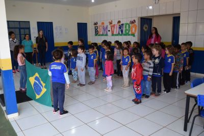 ALUNOS DA REDE MUNICIPAL DE ENSINO PARTICIPAM DE ATO CÍVICO EM ALUSÃO AO DIA 7 DE SETEMBRO.