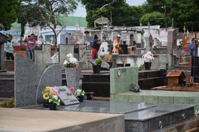 SECRETARIA DE OBRAS REALIZA LIMPEZA NO CEMITÉRIO MUNICIPAL.