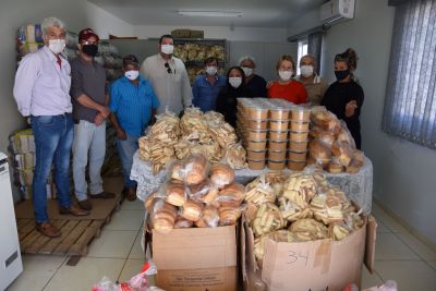 ASSISTÊNCIA SOCIAL RECEBEU KITS DE PRODUTOS ALIMENTÍCIOS E FRANGOS DOS ASSENTAMENTOS RANCHO LOMA E COLORADO.