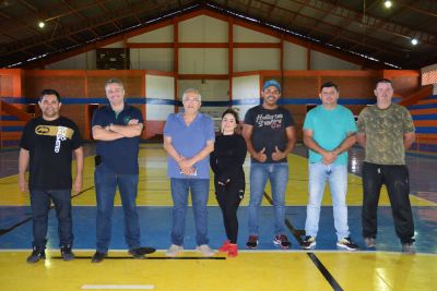 PREFEITO E VICE VISITARAM CENTRO POLIESPORTIVO PARA CONFERIR A NOVA PINTURA DA QUADRA.