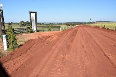 COM MÁQUINAS A TODO VAPOR, PREFEITURA DE IGUATEMI RECUPERA ESTRADA NA DIVISA COM O MUNICÍPIO DE ELDORADO.