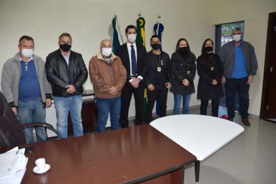 DELEGADO DA POLÍCIA DE IGUATEMI APRESENTA OS NOVOS POLICIAIS CIVIS AO PREFEITO DR. LÍDIO.