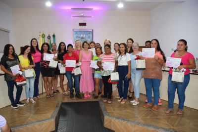 SESSÃO SOLENE HOMENAGEOU MULHERES QUE PARTICIPAM DO PROJETO, SE ESSA RUA FOSSE MINHA.