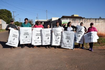 PREFEITURA DE IGUATEMI REALIZA ENTREGA DE SACOS DE RÁFIA E PANFLETOS COM ORIENTAÇÕES SOBRE A COLETA SELETIVA.