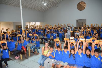 COELHO DA PÁSCOA ENTREGA CAIXAS DE CHOCOLATES PARA ALUNOS DA REDE MUNICIPAL DE ENSINO. 