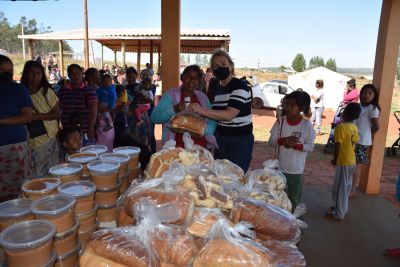 FAMÍLIAS DA COMUNIDADE “PIELYTO KUÊ” RECEBERAM PRODUTOS ALIMENTÍCIOS E ROUPAS DA SECRETARIA DE ASSISTÊNCIA SOCIAL.