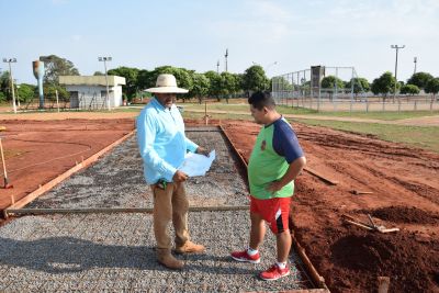 SECRETÁRIO DE ESPORTES VISITA OBRAS DO CAMPO DE FUTEBOL SUÍÇO DE GRAMA SINTÉTICA. 