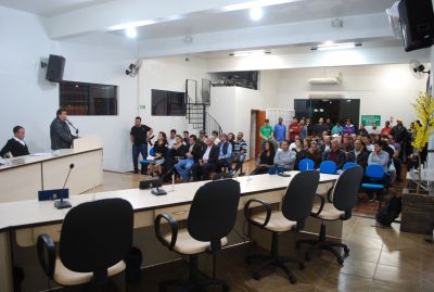 EM NOITE ESPECIAL PARA O ESPORTE IGUATEMIENSE ESPORTISTAS SÃO HOMENAGEADOS NA CÂMARA MUNICIPAL.
