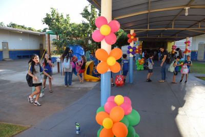 ALUNOS DA REDE MUNICIPAL DE ENSINO SÃO RECEPCIONADOS CALOROSAMENTE POR PROFESSORES E PROFISSIONAIS, NO INÍCIO DO ANO LETIVO DE 2026.  