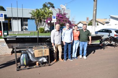 A PREFEITO LIDIO, VEREADORES ROSE E ADILSON CONTEMPLAM ASSOCIAÇÃO DE PESCADORES COM BARCO, MOTOR E CARRETINHA PARA TORNE