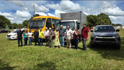 PREFEITO LÍDIO LEDESMA E VEREADORES REALIZAM A ENTREGA DE VEÍCULOS PARA A SECRETARIA DE EDUCAÇÃO E CONSELHO TUTELAR.