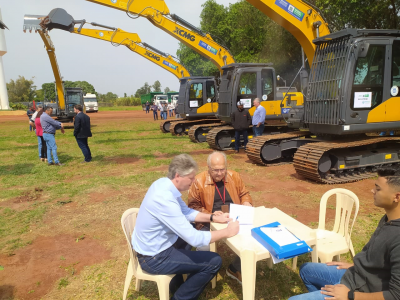 DR. LÍDIO CONQUISTA ESCAVADEIRA HIDRÁULICA E REFORÇA FROTA DE MAQUINÁRIOS DE IGUATEMI.