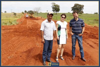 PREFEITA PATRICIA VISITA OBRAS DE RECUPERAÇÃO DE ESTRADA VICINAL