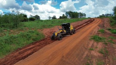 SECRETARIA DE OBRAS DE IGUATEMI TRABALHA NA RECUPERAÇÃO DE ESTRADA RURAL NO TRECHO DO SERIGUELO ATÉ A FAZENDA SANTO ANTÔNIO.