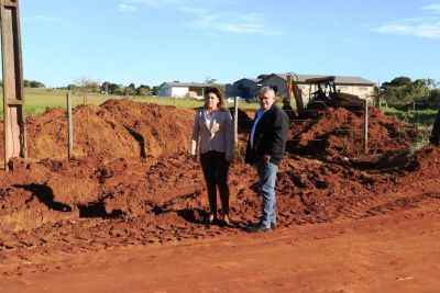 Secretaria de obras instala contenção de alagamento na Vila Nova Esperança.