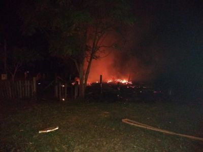INCÊNDIO DESTRÓI CASA DE MADEIRA NA RUA PODALÍRIO ALBUQUERQUE EM IGUATEMI.