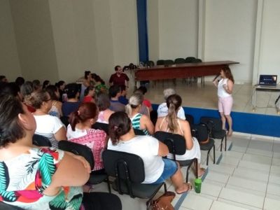 PATRÍCIA  PRESTIGIOU O ENCERRAMENTO DO CURSO DE FORMAÇÃO CONTINUADA.