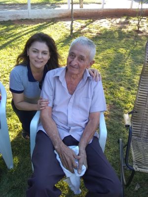 PREFEITA PATRÍCIA MARGATTO E IDOSO DO LAR SÃO JOSÉ EM FOTO ESPECIAL.