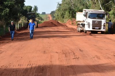 A PARCERIA ENTRE SECRETARIA DE OBRAS E PROPRIETÁRIOS RURAIS PROMOVE RECUPERAÇÃO DE ESTRADA.