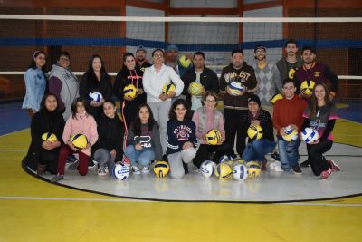 SECRETARIA DE ESPORTES DE IGUATEMI RECEBE BOLAS DE VOLEIBOL DESTINADAS PELA DEPUTADA MARA CASEIRO.