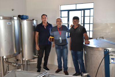 DR. LÍDIO VISITA INSTALAÇÕES DA CASA DO MEL E PROMETE APOIO AOS APICULTORES.