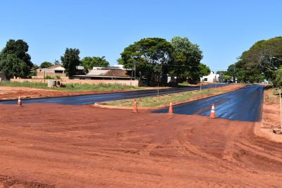 OBRAS DE PAVIMENTAÇÃO ASFÁLTICA AVANÇAM EM RUAS E AVENIDAS DE IGUATEMI.