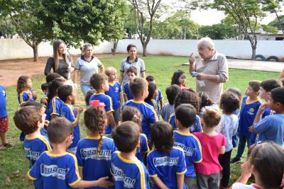 ESTUDANTES DA REDE MUNICIPAL DE ENSINO RECEBEM INGRESSOS PARA BRINQUEDOS DO PARQUE DE DIVERSÕES.