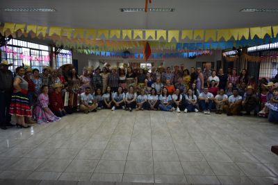 ASSISTÊNCIA SOCIAL REALIZA BELÍSSIMA E ANIMADA FESTA JUNINA PARA OS MEMBROS DO GRUPO DA TERCEIRA IDADE.