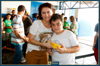 CRIANÇAS DAS ESCOLAS MUNICIPAIS, NOVO OLHAR, BOM DE BOLA E APAE RECEBEM CHOCOLATES DE PÁSCOA