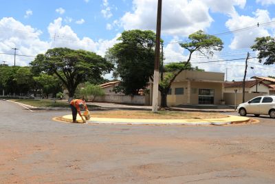 PREFEITURA INTENSIFICA TRABALHOS DE PINTURAS DE MEIOS-FIOS E RECUPERAÇÃO DE ROTATÓRIAS DE RUAS E AVENIDAS DA CIDADE