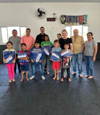 SECRETARIA DE ASSISTÊNCIA SOCIAL ENTREGA KIMONOS PARA CRIANÇAS DO SERVIÇO DE CONVIVÊNCIA E FORTALECIMENTO DE VÍNCULOS NOVO OLHAR.