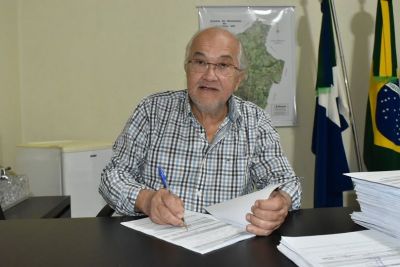 PREFEITO LÍDIO LEDESMA PAGA 2ª PARCELA DO DÉCIMO E ANTECIPA O SALÁRIO DE DEZEMBRO ANTES DAS FESTAS DE FIM DE ANO.