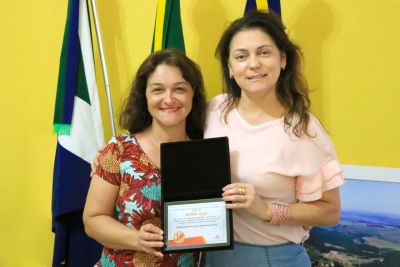 PREFEITA PATRÍCIA MARGATTO RECEBE HOMENAGEM DA REDE KROTON/ANHANGUERA DE ENSINO.