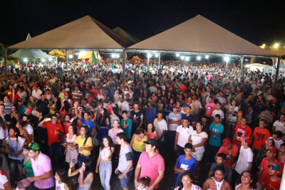 COM GRANDE FESTA, PRAÇA LOTADA E SHOW PIROTÉCNICO, IGUATEMI RECEBEU 2018