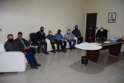 MORADORES DA VILA ESPERANÇA REFORÇAM PEDIDO DE PAVIMENTAÇÃO DE RUAS DO BAIRRO AO PREFEITO DR. LÍDIO. 
