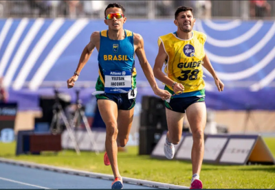 YELTSIN JACQUES CONQUISTA OITAVO OURO DO BRASIL NO MUNDIAL DE PARIS. EDELSON ÁVILA FOI O GUIA. 